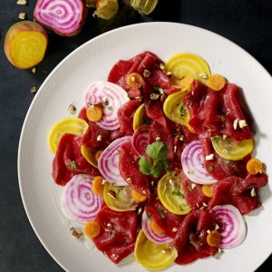 Carpaccio de boeuf, physalis et betterave