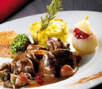 Civet de biche « grand veneur »  poire aux airelles & poêlée de champignons