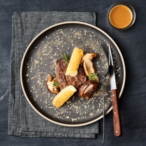 Filet de boeuf aux cèpes, cigares de brie de maux et sésame torréfié