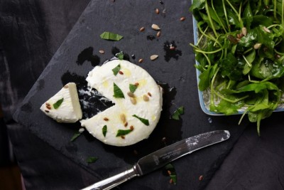 Chèvre frais à l'huile d'olive et au basilic