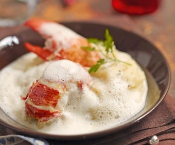Homard à l’émulsion de champagne et purée de céleri