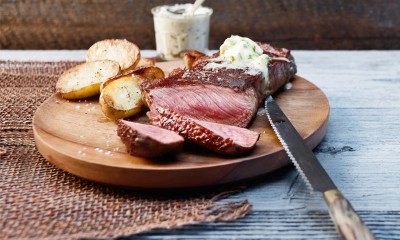 Entrecôte au beurre aux herbes avec pommes de terre sautées