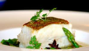 Tronçon de turbot cuit sur l’arête, petits légumes de printemps et bouillon safrané