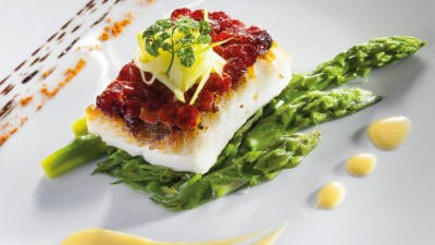 Pavé de turbot en écailles de chorizo légumes primeurs et beurre d’orange