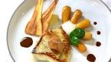 Filet de turbot, racines de cerfeuils glac&eacute;es &agrave; l&rsquo;orange, fine pur&eacute;e et chips de panais, jus de r&ocirc;ti.