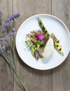 Dos de lieu jaune, asperges, quinoa soufflé