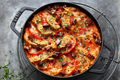 Casserole de pain épicé cuit au four avec tomates et chorizo