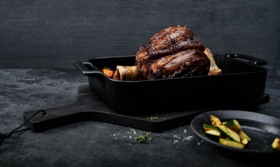 Jarret de bœuf piqué d’ail et de romarin