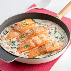 Saumon en sauce crémeuse dans la poêle
