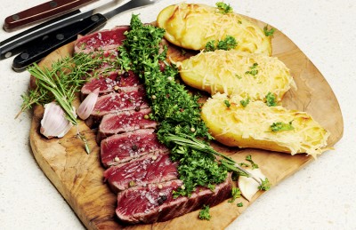 Entrec&ocirc;te grill&eacute;e accompagn&eacute;e de sa pomme de terre macaire et chimichurri maison