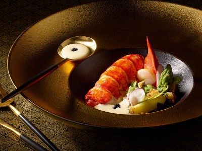 Homard cuit sur carapace, cr&egrave;me bio en sabayon et caviar Oscietre, radis multicolores