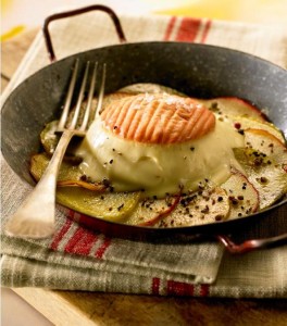 Epoisses sur galette de pommes et pommes de terre