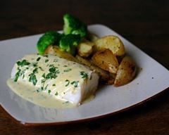 Cabillaud poché sauce moutarde citronée et potatoes au paprika